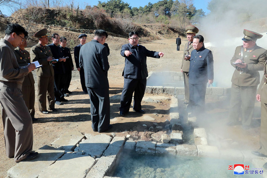 金正恩视察温泉旅游区施工现场 用纸杯试饮温泉水 第1页