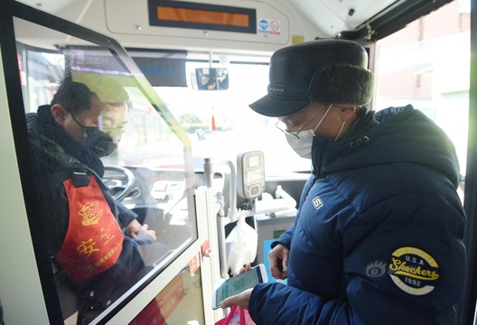 杭州恢复公交正常运营 乘客需提供绿色“健康码”才能乘坐 第1页