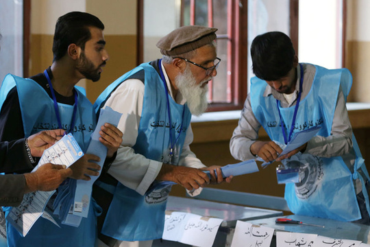 阿富汗总统选举投票结束 计票工作同时开始(5) 第5页