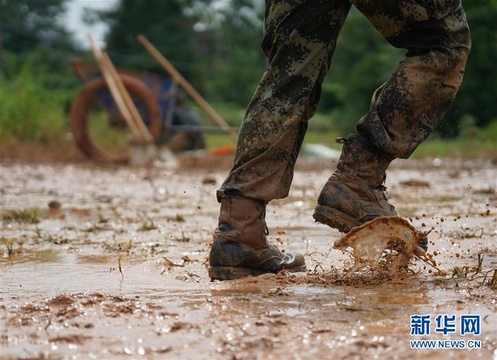 江西鄱阳:保卫战在水线下一米打响(5) 第5页