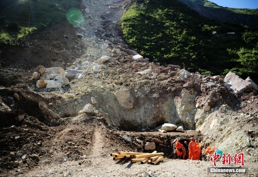 四川甘洛埃岱村山体垮塌搜寻工作仍在进行 第1页