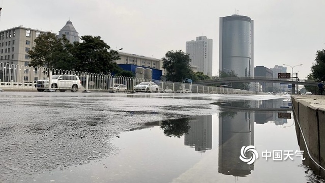 北京暴雨雷电大风齐发 天空阴云密布雨倾盆(10) 第10页