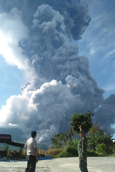 印尼锡纳山火山喷发 火山灰冲向天际(5) 第5页