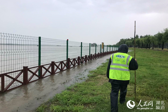 中国一冶志愿者:风雨无阻昼夜巡堤 保卫大武汉 第1页