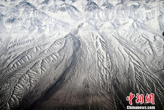 高空看&quot;醉美&quot;祁连山 雪域之巅&quot;水墨丹青&quot;(4) 第4页