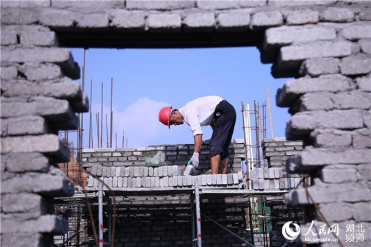 【高清】湖北十堰:战高温天 建扶贫房(2) 第2页