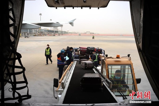 宁夏银川:沙尘天气下的机场守护者 第1页