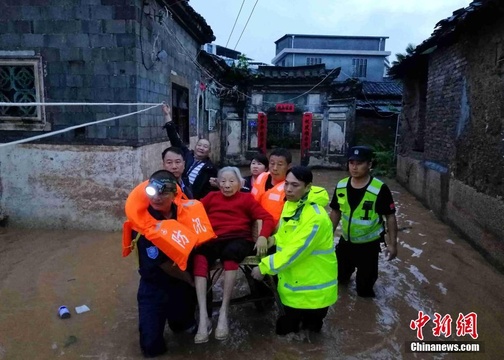 福建多地现强降雨 转移危险区域民众五千余人次 第1页