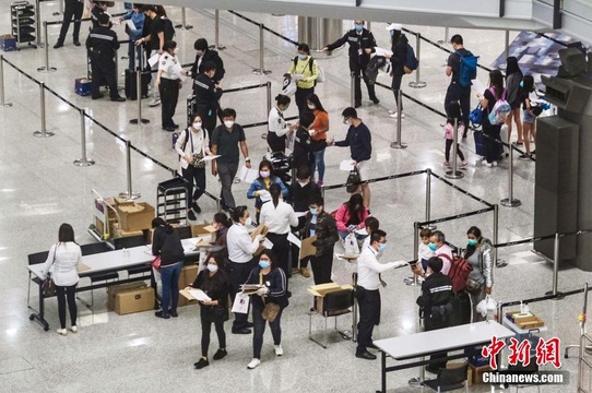 香港机场为旅客戴上手带作强制检疫 第1页