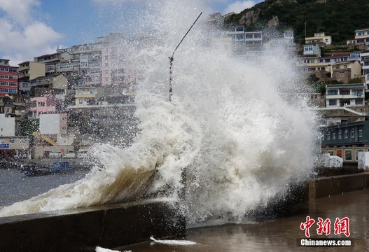 台风&quot;安比&quot;登陆浙江 舟山海边掀巨浪 第1页