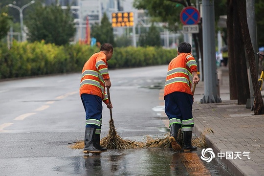 雨水添凉意 北京街头行人短袖换长衫(3) 第3页