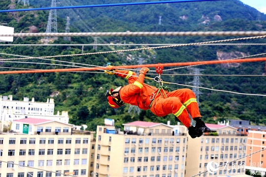 福建消防成立综合应急救援机动支队 首次三地同步举行大型综合救援演习(7) 第7页