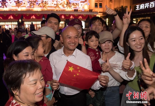 香港警队代表游览北京王府井 光头刘Sir与民众合影(3) 第3页