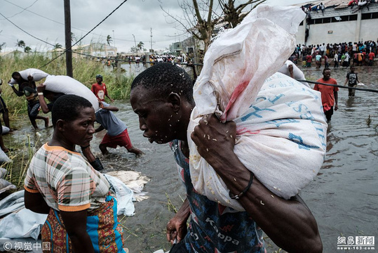 莫桑比克进入紧急状态 灾民争抢救援物(2) 第2页