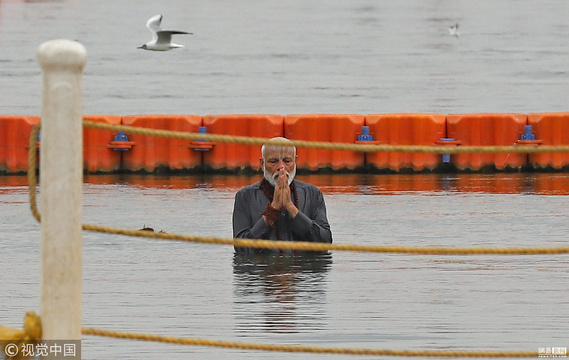 印度总理莫迪河中沐浴 为13亿印度人祈祷 第1页