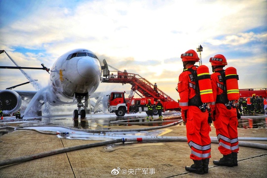 组图:浦东机场货机起火 武警官兵紧急驰援 第1页