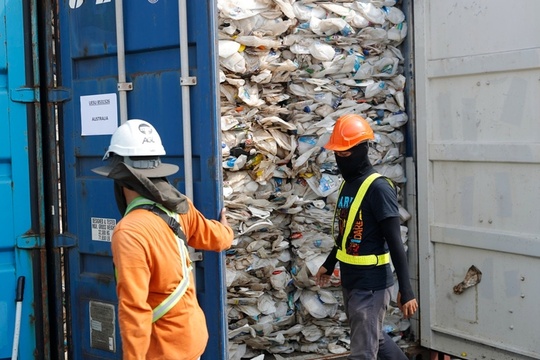 马来西亚“遣返”3300吨洋垃圾 塑料垃圾运回源头国 第1页