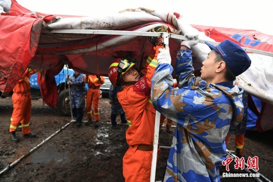 吉林松原逾百房屋受损 救援人员冒雨搭建帐篷 第1页