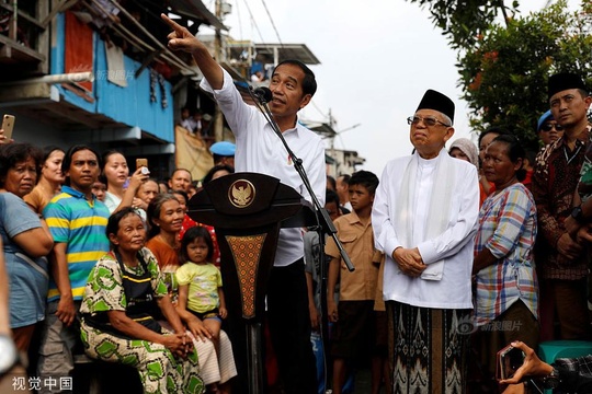 印尼现任总统佐科赢得2019年总统选举 现身与支持者开心互动 第1页