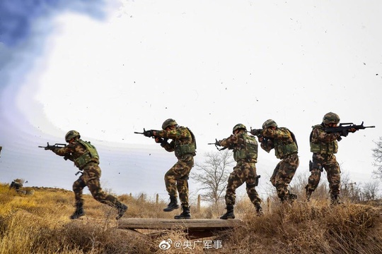 酷图来袭!武警官兵春季练兵“战味浓”(8) 第8页