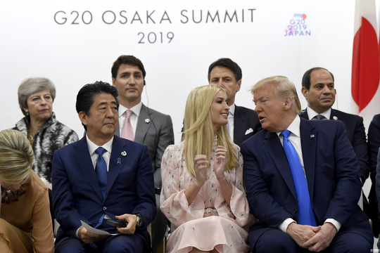 G20女性赋权会议 伊万卡站安倍和特朗普中间 第1页