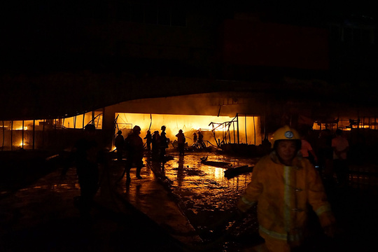 菲律宾南部发生6.3级地震 当地一商场震后起火(3) 第3页