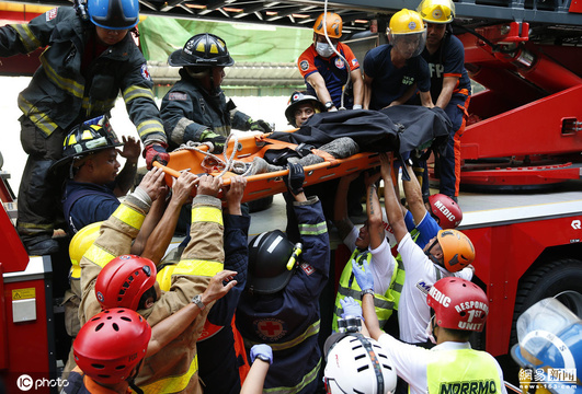 菲律宾一酒店拆除过程中倒塌 数人被埋 第1页