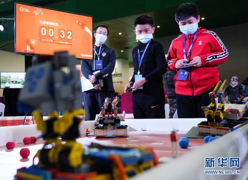 北京:中小学生比拼机器人“火星探索” 第1页