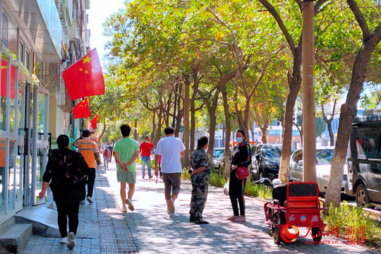 组图:“降级”首日 乌鲁木齐城市烟火气回来了 第1页