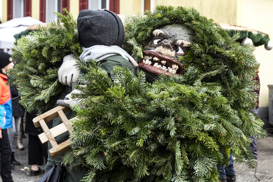 瑞士举办传统新年活动 民众拥抱“怪物”求好运 第1页