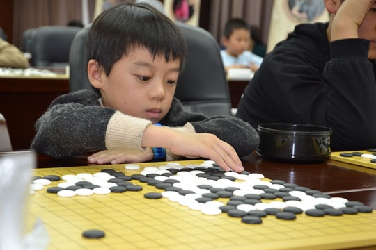 高清-博思软件杯新秀赛指导棋举行 小棋手认真思考(13) 第13页