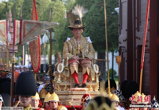 泰国国王在曼谷巡游接受民众敬贺 第1页