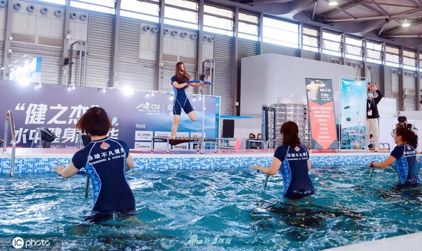 上海举办水中健身嘉年华:游泳池内也能操练跑步机和蹦床运动(6) 第6页