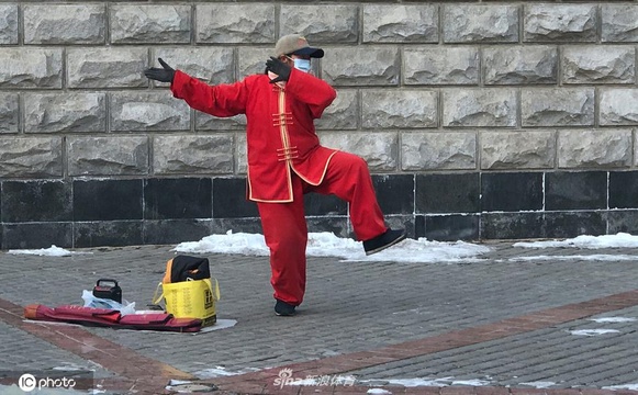 东北大妈穿红袍 广场上打太极拳锻炼身体(4) 第4页