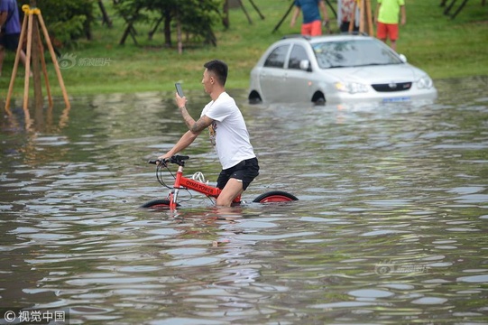 沈阳雨后积水成河 数十台车被淹(7) 第7页