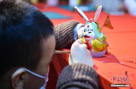 新春将至 北京市民彩绘兔儿爷 第1页