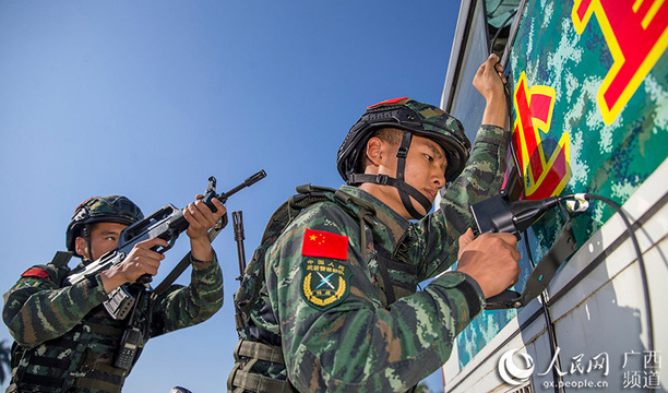 决胜分秒间!武警北海支队特战队员大巴车反劫持演练(3) 第3页