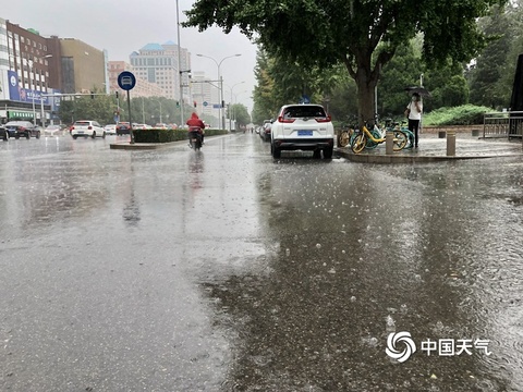 北京雷电蓝色预警生效 降雨明显道路湿滑 第1页