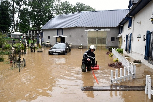 法国遭洪水肆虐 房屋被淹街区一片汪洋(2) 第2页