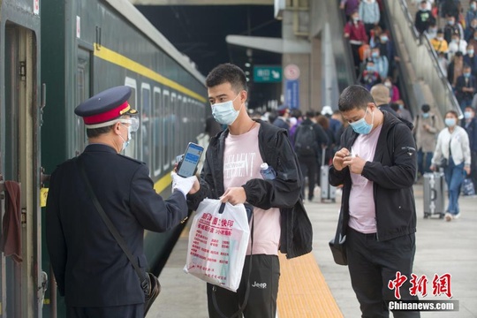 国庆中秋双节将至 多地迎出行高峰(2) 第2页