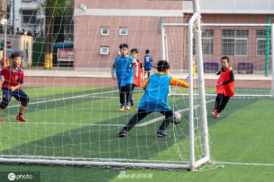 足球走进校园 武汉吴家山小学男子足球队进行对抗性训练(2) 第2页