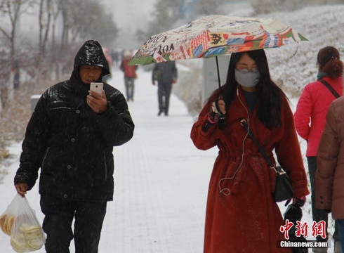 青海立冬降暴雪 民众出行受影响 第1页