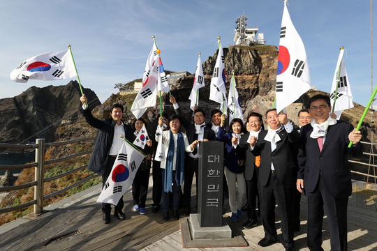 韩国国会议员登上日韩争议岛屿 举太极旗合影(2) 第2页