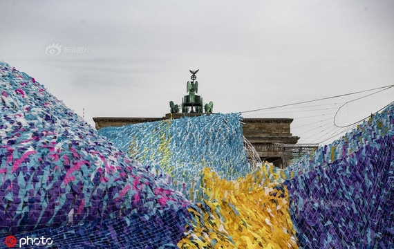 艺术家用3万根彩带打造绚烂装置 纪念柏林墙倒塌30周年(4) 第4页