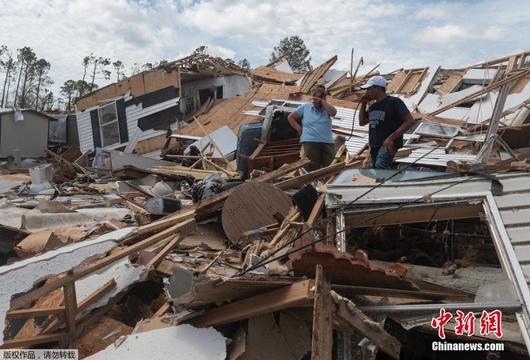 四级飓风“劳拉”袭击美国 房屋遭毁街道一片混乱(4) 第4页