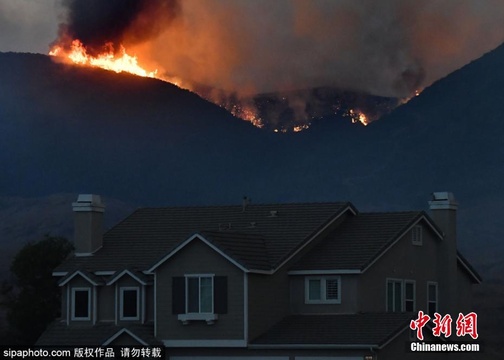 美国加州突发山火 一夜蔓延1400英亩 第1页