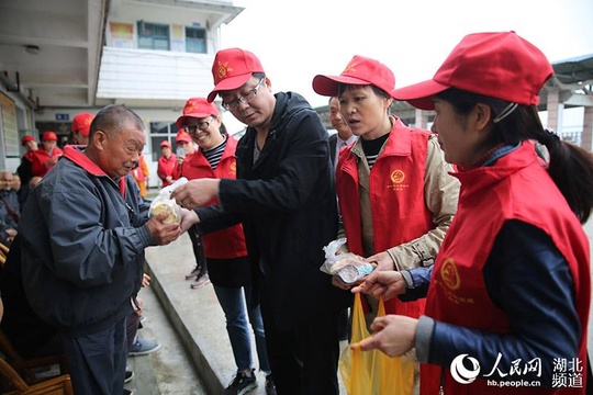 湖北秭归:文明实践志愿者送欢乐到福利院(5) 第5页