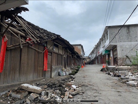 实拍震中双河镇老街 大量老旧瓦房已坍塌 第1页