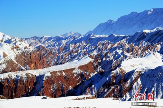 新疆昌吉努尔加大峡谷丹霞地貌雪景色彩斑斓(2) 第2页