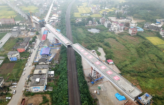 黄黄铁路范家岗特大桥跨京九铁路连续梁成功转体(6) 第6页